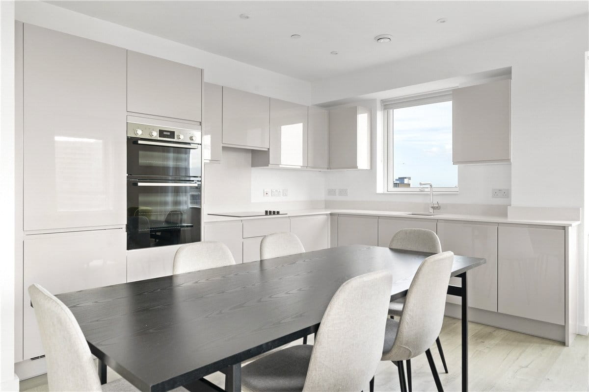 3 bedroom flat, Heartwell Avenue, London E16 - Available