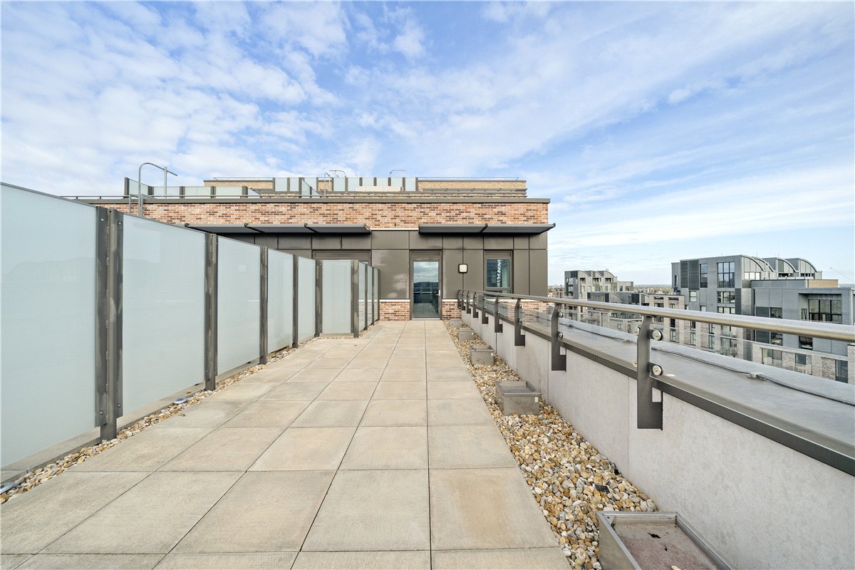 3 bedroom flat, Heartwell Avenue, London E16 - Available