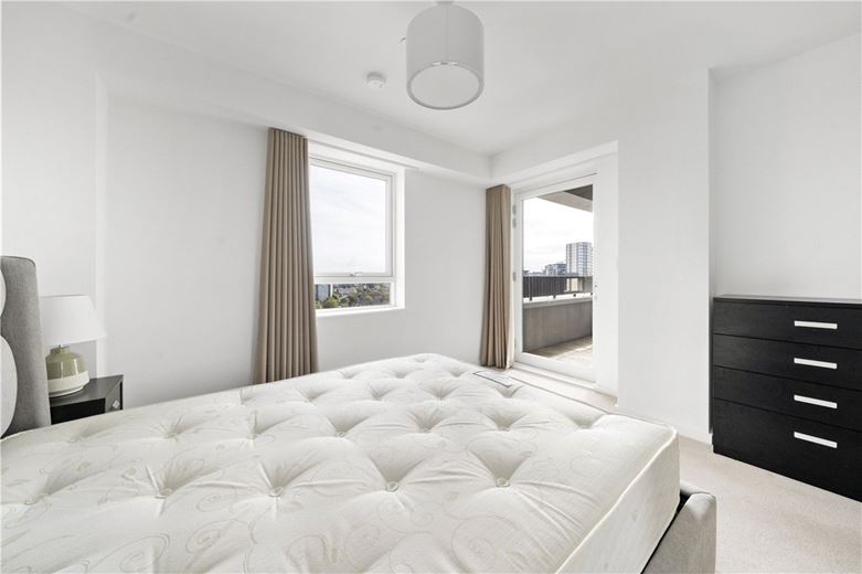 3 bedroom flat, Heartwell Avenue, London E16 - Available