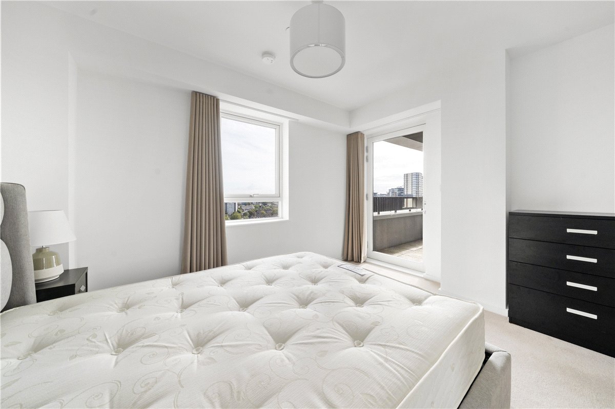 3 bedroom flat, Heartwell Avenue, London E16 - Available