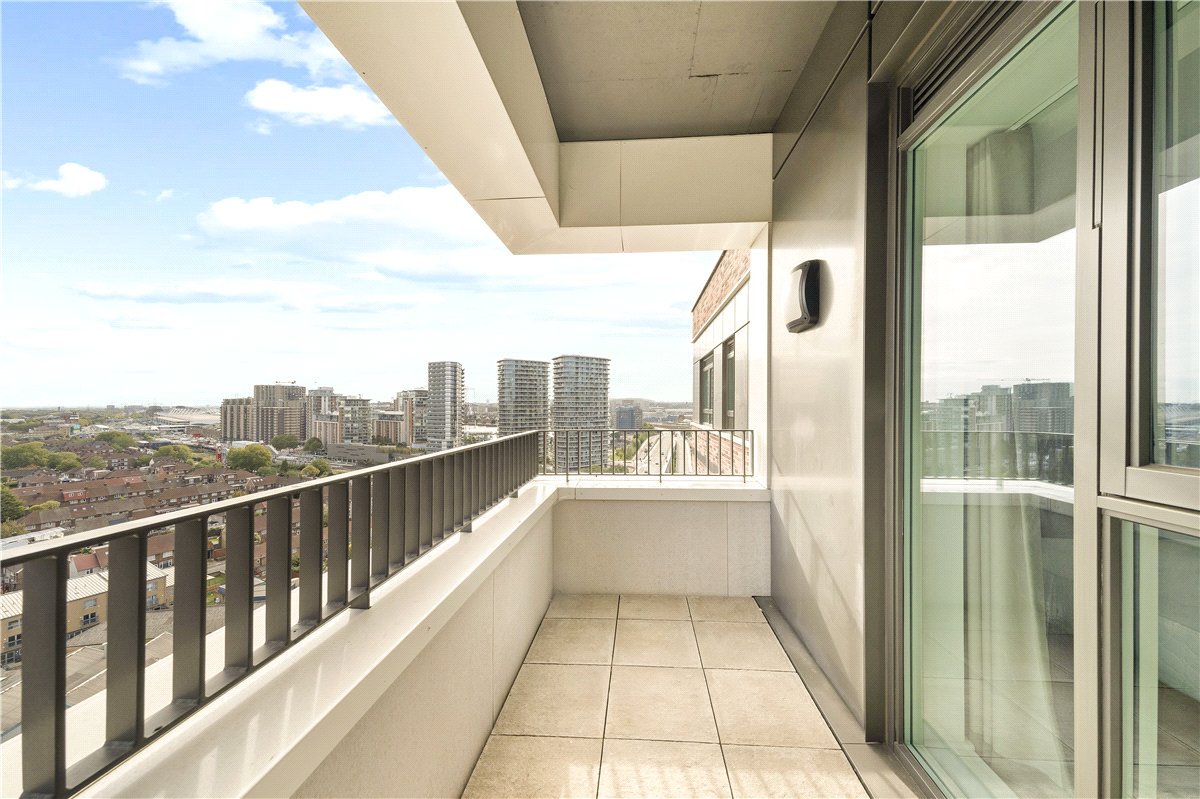 3 bedroom flat, Heartwell Avenue, London E16 - Available