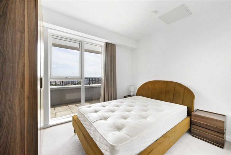 3 bedroom flat, Heartwell Avenue, London E16 - Available