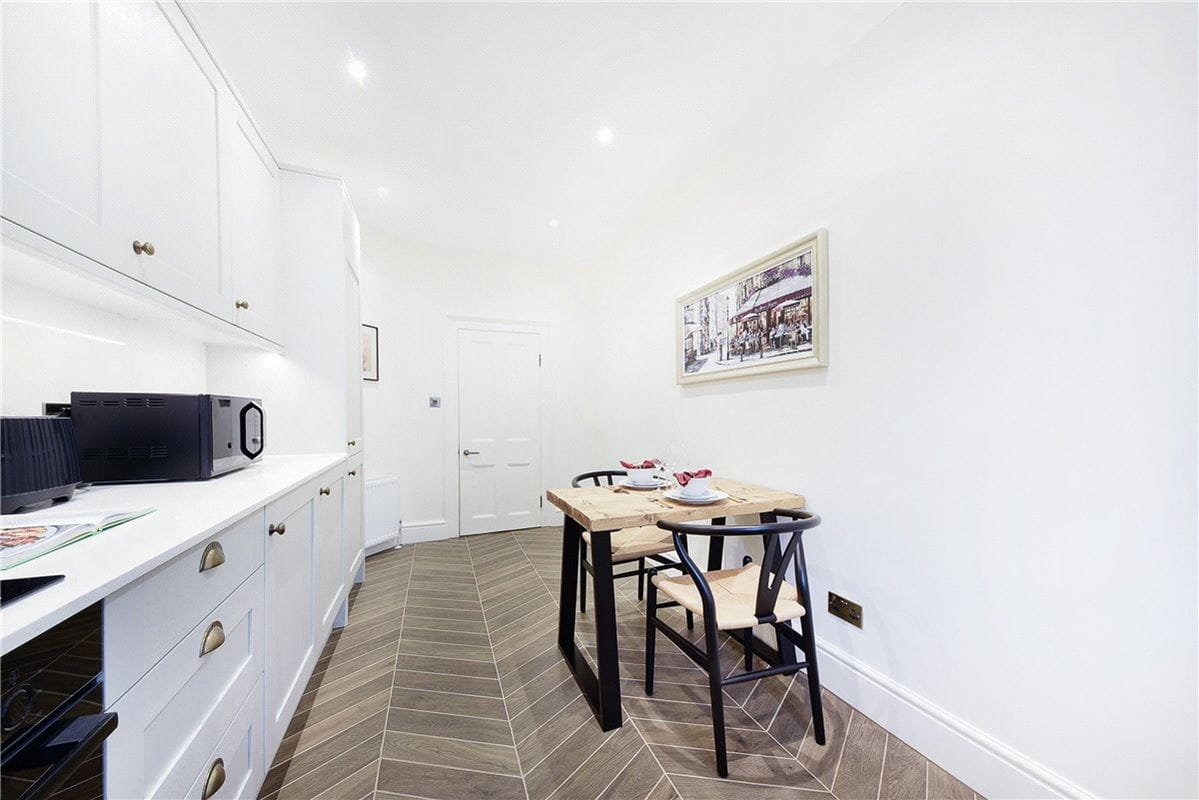 4 bedroom flat, Harley Street, Marylebone W1G - Available