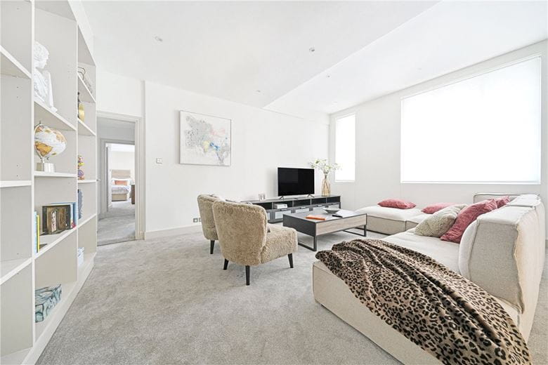 3 bedroom flat, Portland Place, London W1B - Available