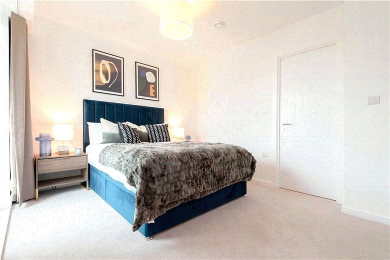 3 bedroom flat, Heartwell Avenue, London E16 - Available