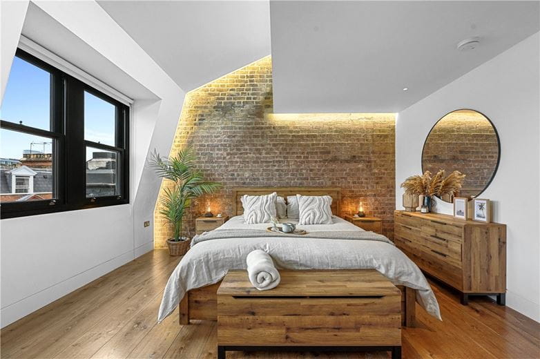 2 bedroom flat, Great Titchfield Street, London W1W