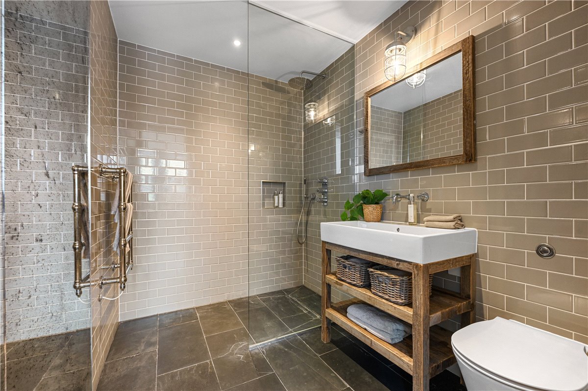 2 bedroom flat, Great Titchfield Street, London W1W
