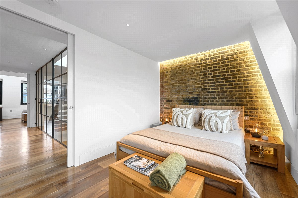 2 bedroom flat, Great Titchfield Street, London W1W
