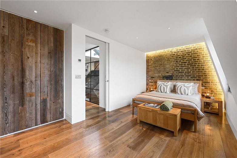 2 bedroom flat, Great Titchfield Street, London W1W
