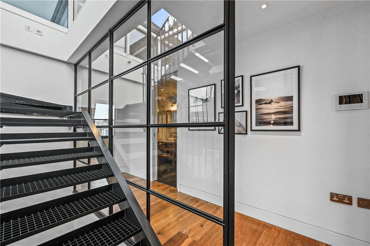 2 bedroom flat, Great Titchfield Street, London W1W