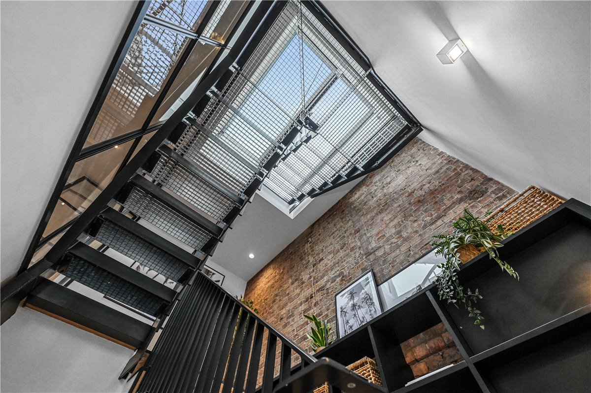 2 bedroom flat, Great Titchfield Street, London W1W