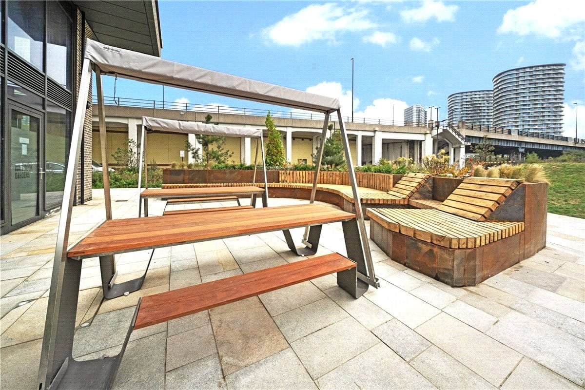 2 bedroom flat, Heartwell Avenue, London E16 - Available