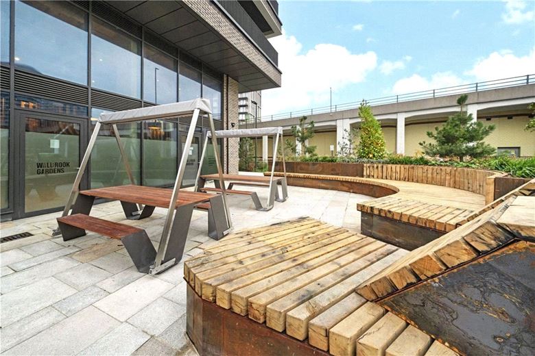 2 bedroom flat, Heartwell Avenue, London E16 - Available