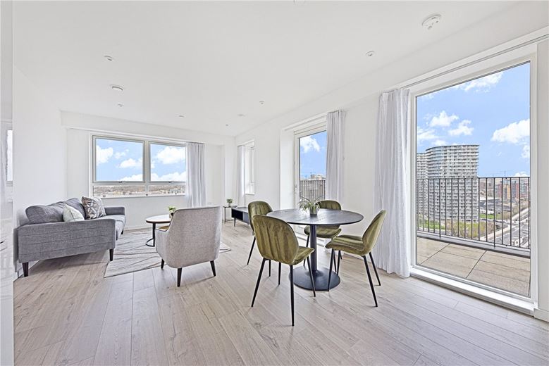 2 bedroom flat, Heartwell Avenue, London E16 - Available