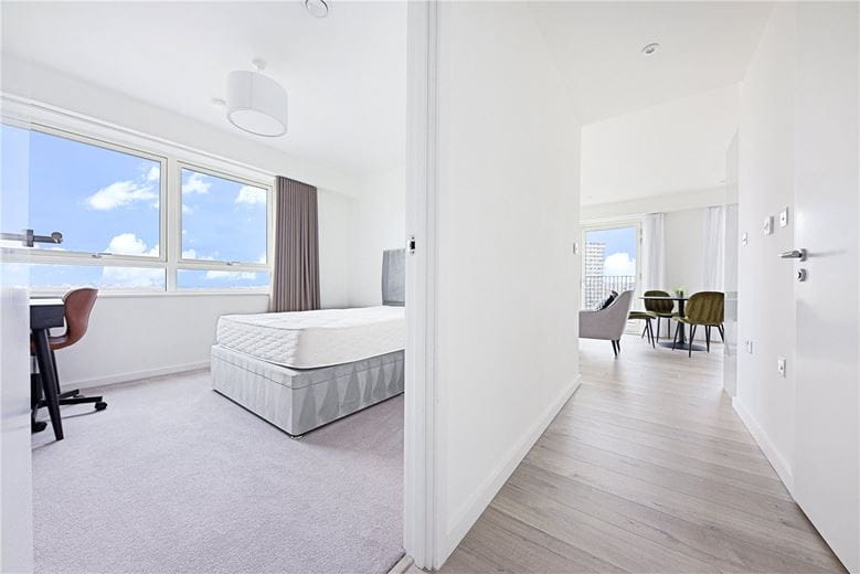 2 bedroom flat, Heartwell Avenue, London E16 - Available