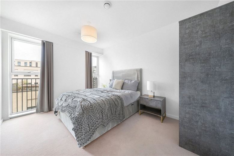 3 bedroom flat, Heartwell Avenue, London E16 - Available