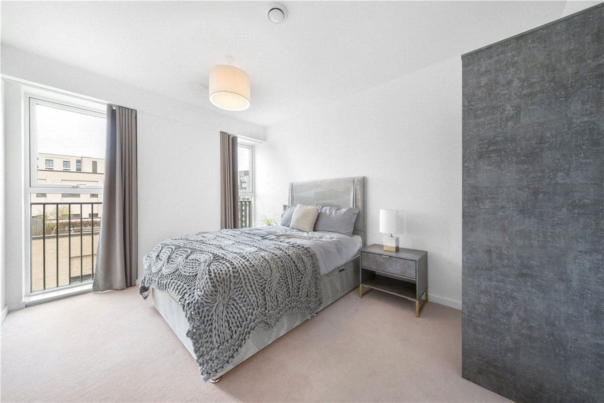 3 bedroom flat, Heartwell Avenue, London E16 - Available