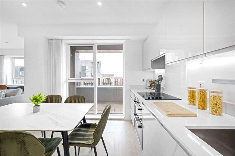 3 bedroom flat, Heartwell Avenue, London E16 - Available