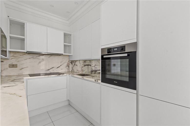 2 bedroom flat, Portland Place, London W1B - Available