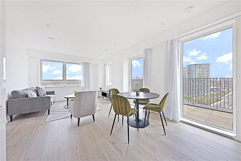 2 bedroom flat, Heartwell Avenue, London E16 - Available