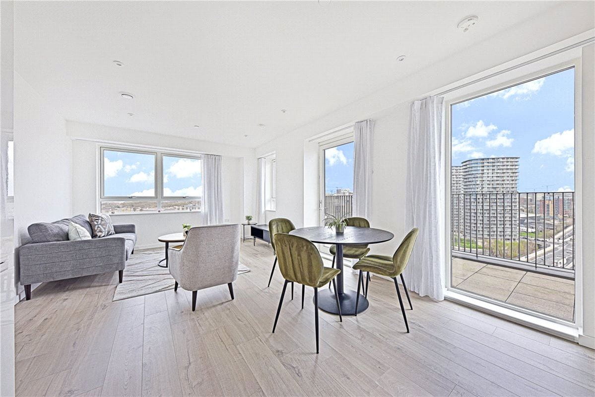 2 bedroom flat, Heartwell Avenue, London E16 - Available