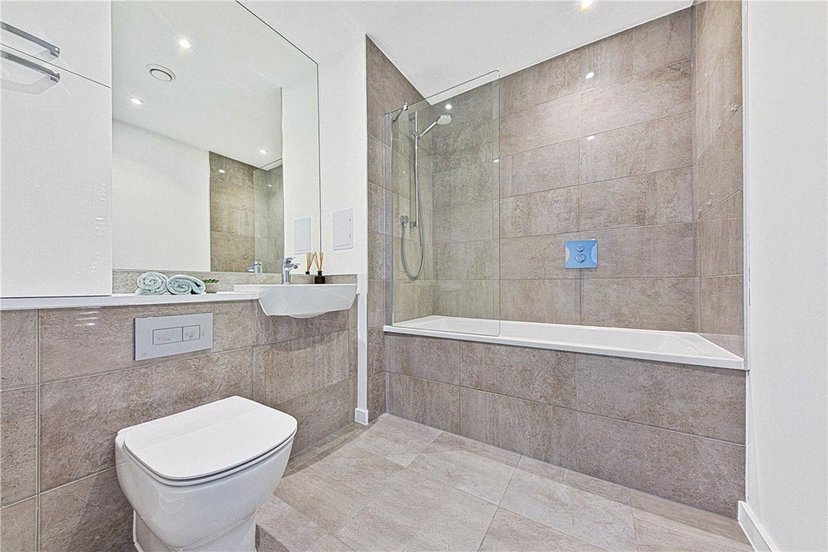 2 bedroom flat, Heartwell Avenue, London E16 - Available