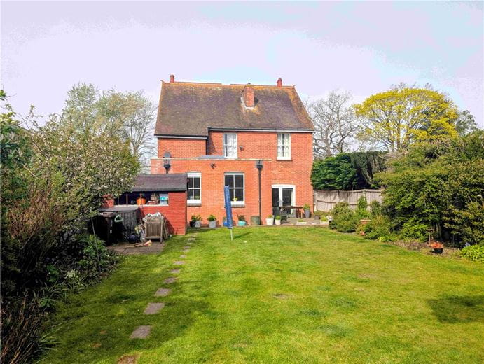 4 bedroom house, Reading Road, Sherfield-on-Loddon RG27 - Available