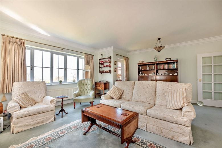 3 bedroom flat, Woodridge, Newbury RG14 - Available