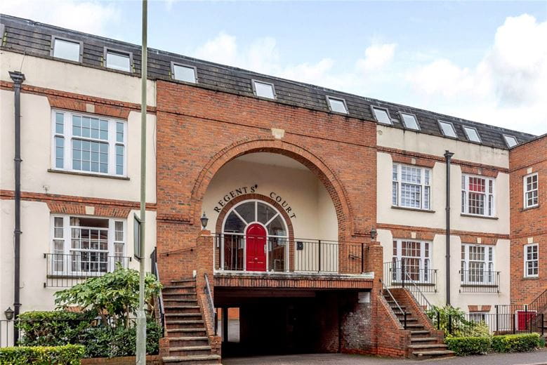 2 bedroom flat, Regents Court, Newbury RG14 - Available