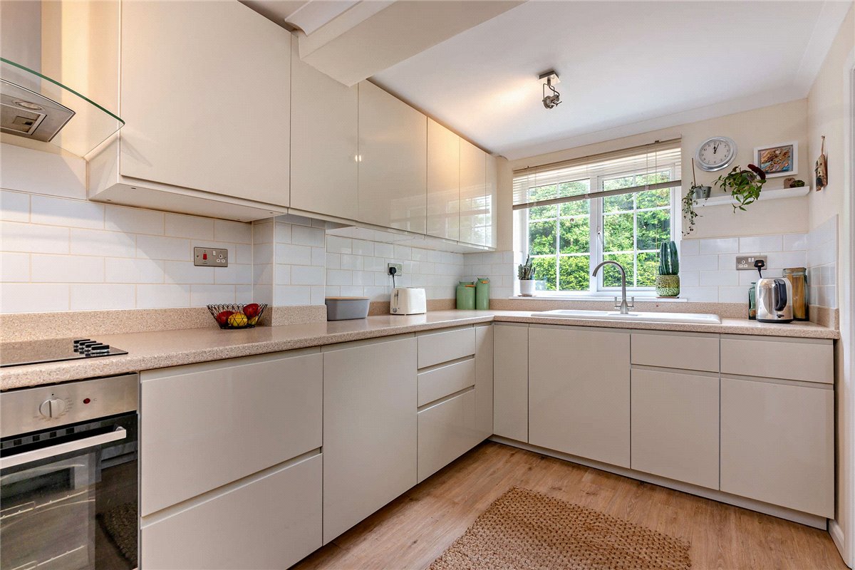 3 bedroom bungalow, Heath End, Newbury RG20 - Available