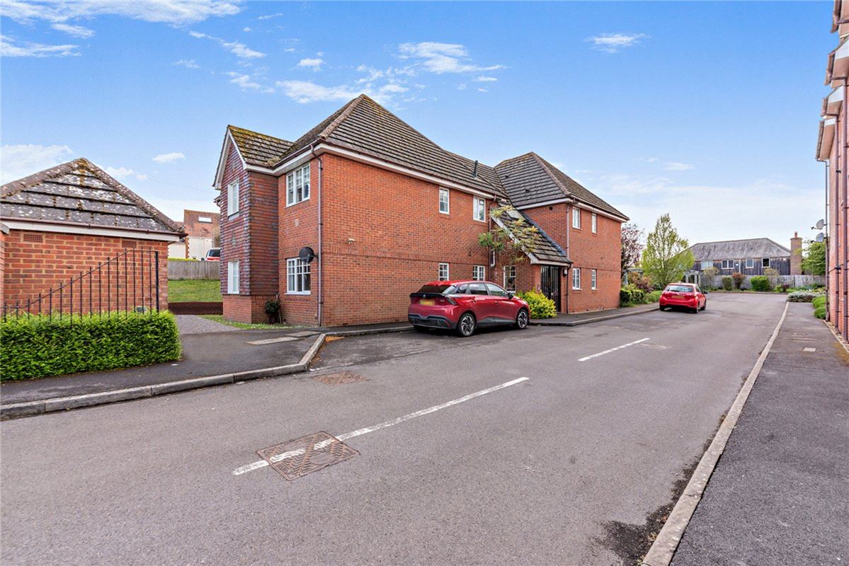 2 bedroom flat, Newtown Road, Newbury RG14 - Available