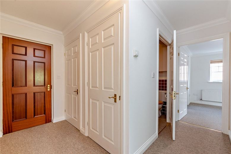 2 bedroom flat, Newtown Road, Newbury RG14 - Available