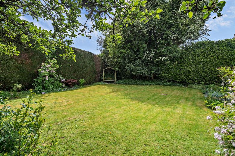 5 bedroom house, Andover Road, Newbury RG14 - Available