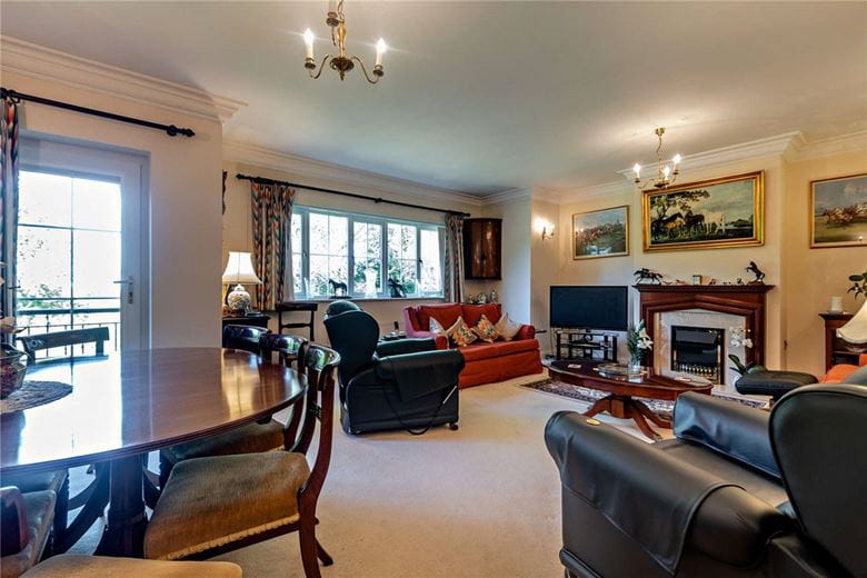 3 bedroom flat, Woodridge, Newbury RG14 - Available