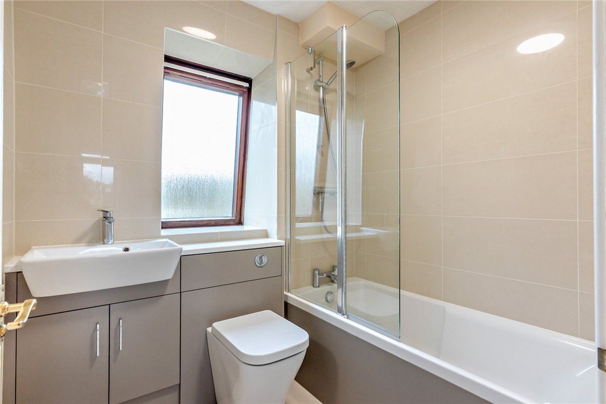 2 bedroom flat, Victoria Gardens, Newbury RG14 - Sold STC