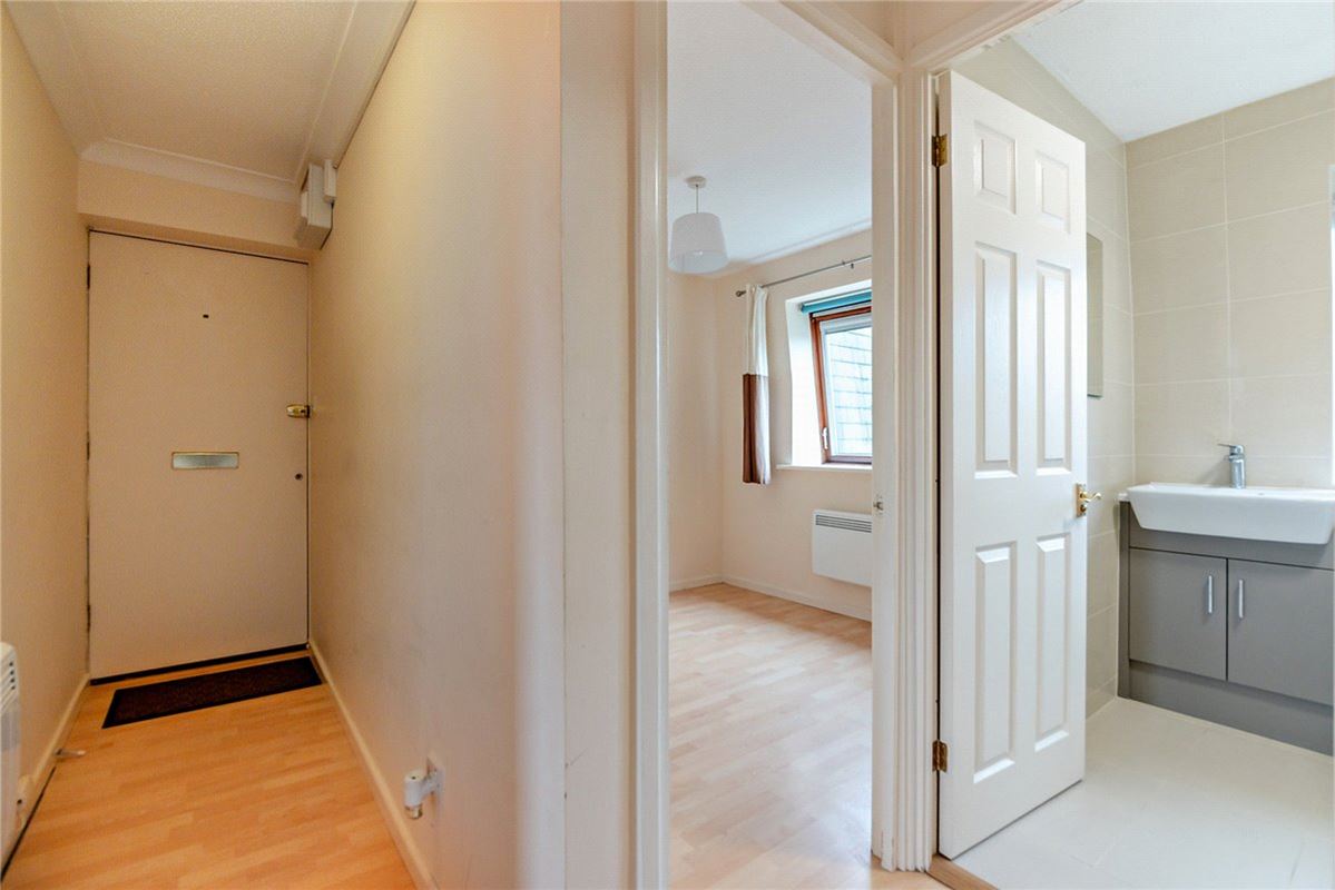 2 bedroom flat, Victoria Gardens, Newbury RG14 - Sold STC