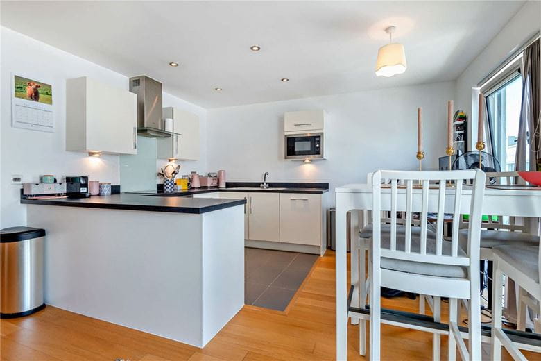 2 bedroom flat, Park Way, Newbury RG14 - Available