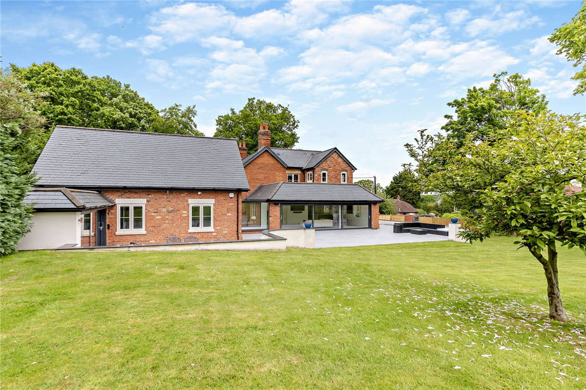 5 bedroom house, Newbury Road, Headley RG19 - Available