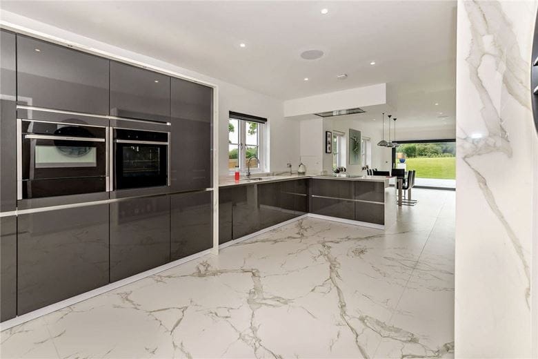 5 bedroom house, Newbury Road, Headley RG19 - Available