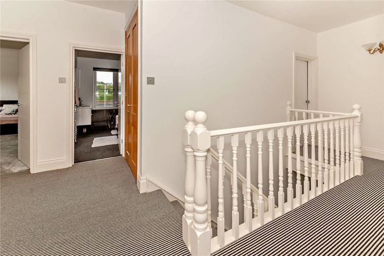 5 bedroom house, Newbury Road, Headley RG19 - Available
