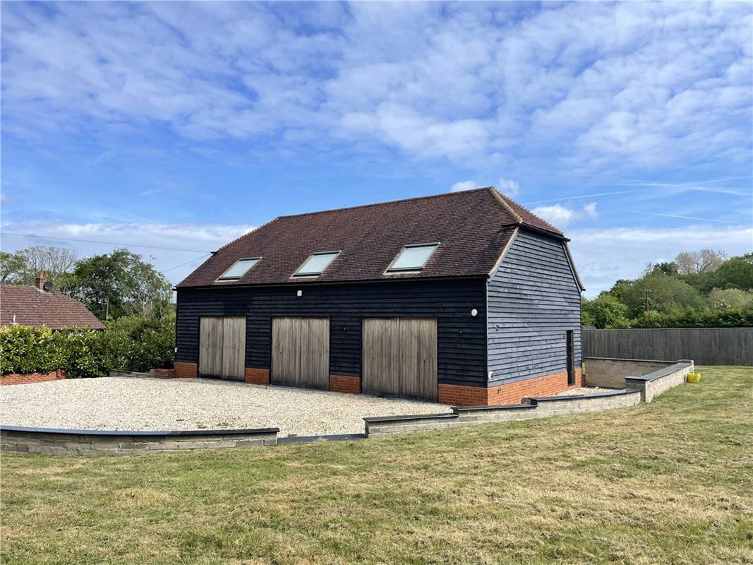 5 bedroom house, Newbury Road, Headley RG19 - Available