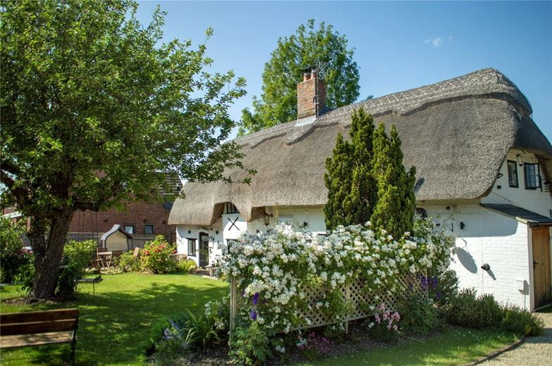 4 bedroom cottage, Newbury Road, Wickham RG20 - Available