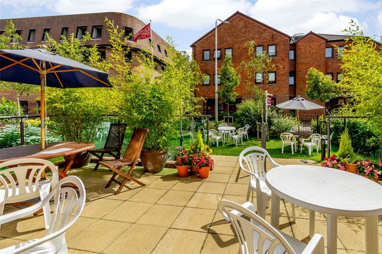 2 bedroom flat, West Street, Newbury RG14 - Available