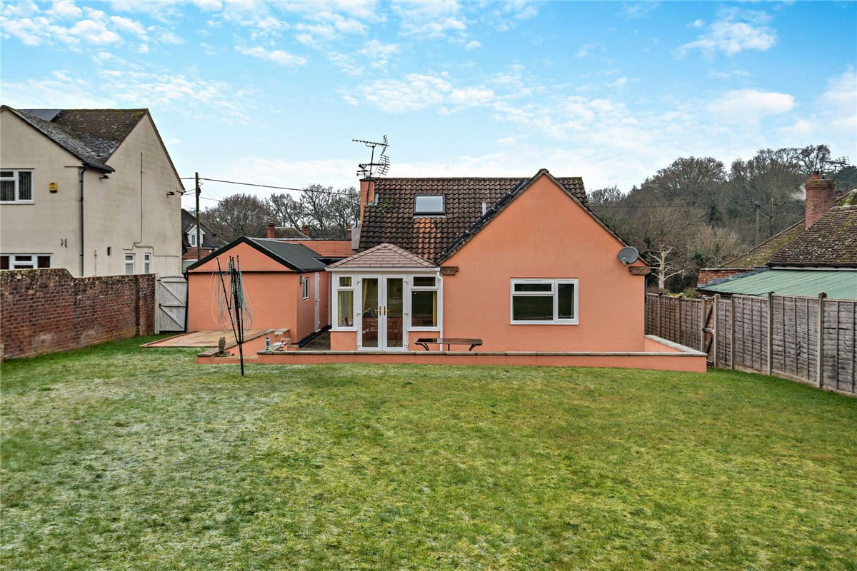 4 bedroom bungalow, Long Lane, Hermitage RG18 - Available