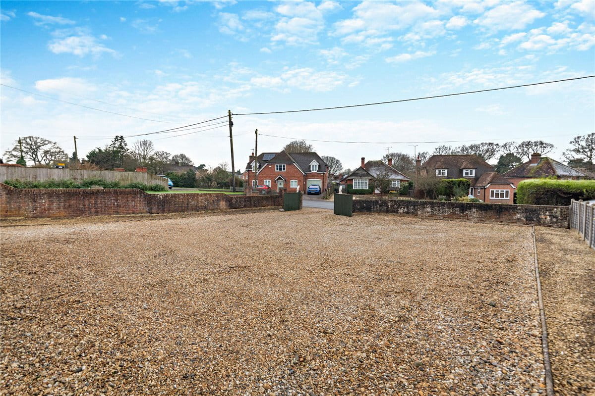 4 bedroom bungalow, Long Lane, Hermitage RG18 - Available