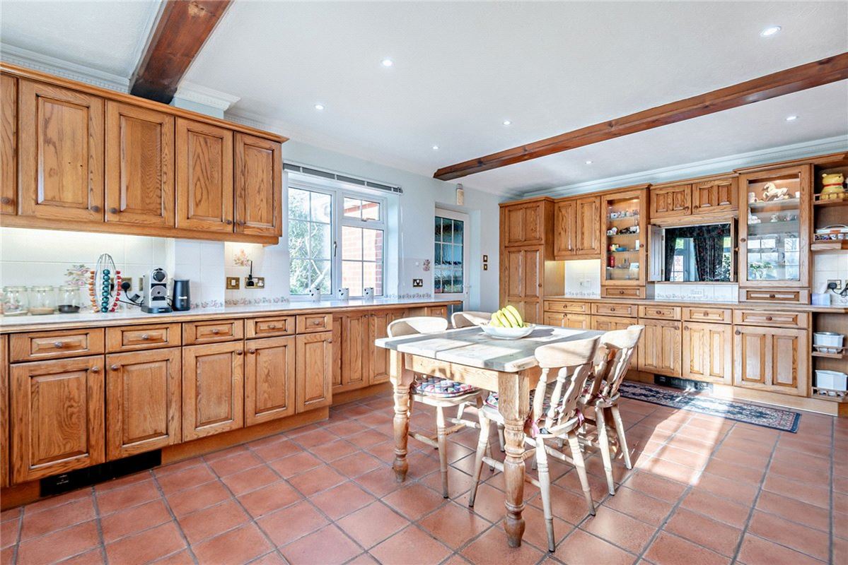 5 bedroom house, Fox's Lane, Kingsclere RG20 - Available