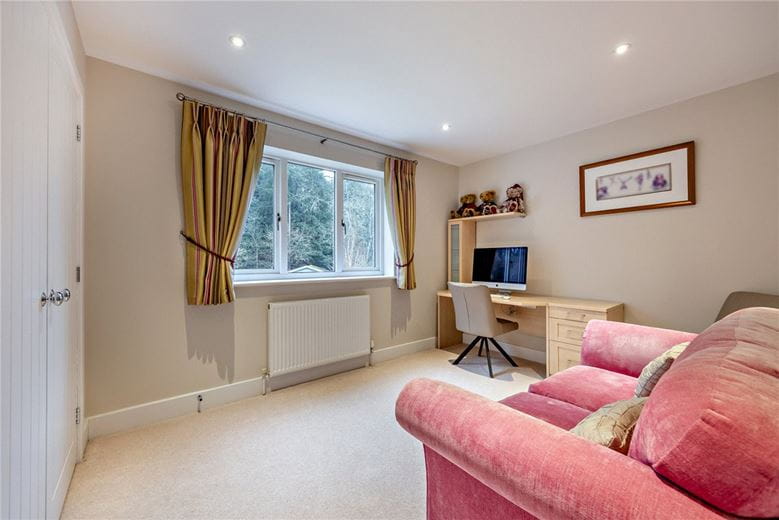 5 bedroom house, Thornford Road, Crookham Common RG19 - Available