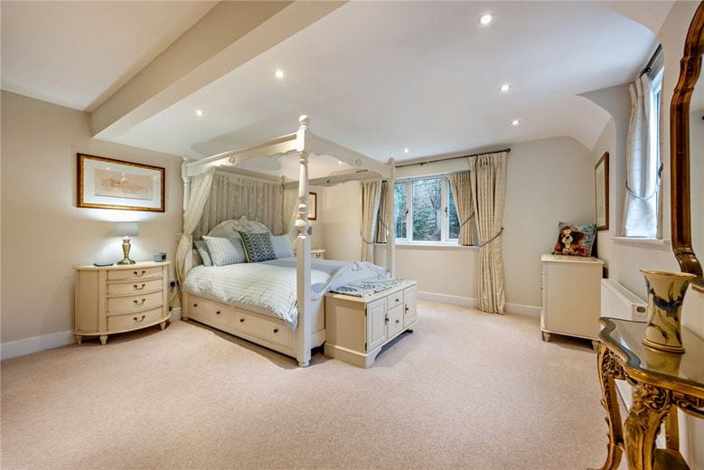 5 bedroom house, Thornford Road, Crookham Common RG19 - Available