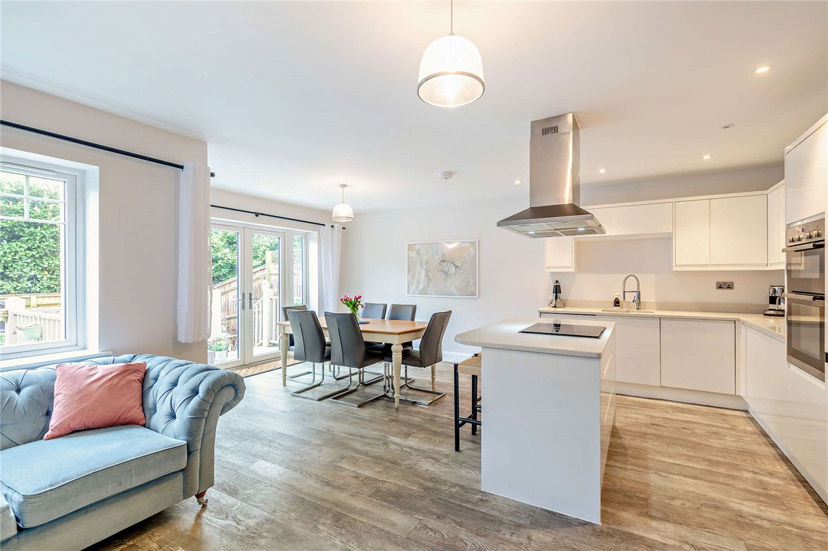 5 bedroom house, The Dolmans, Shaw RG14 - Available