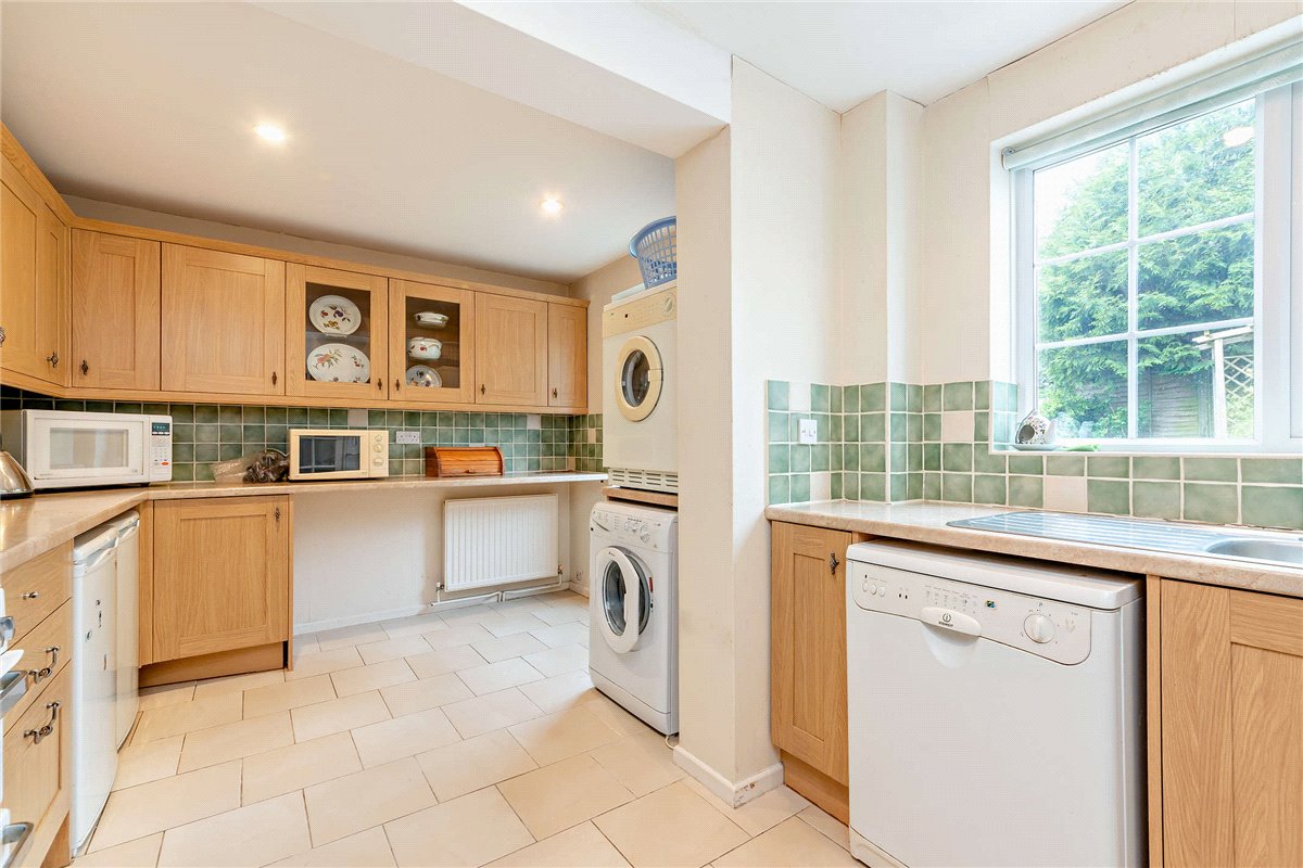 3 bedroom house, Harwood Rise, Woolton Hill RG20 - Sold STC